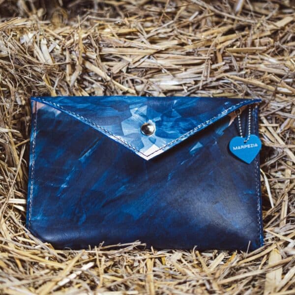 Pochette cuir peint bleu