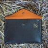 pochette-en-cuir-passeport-porte-documents-noir-orange-1